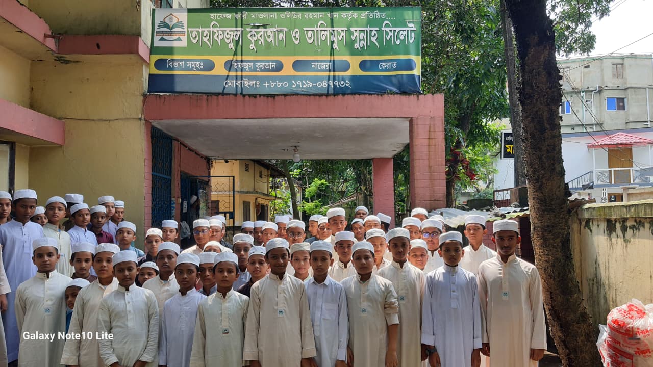 আমাদের ছাত্র — মাদরাসার সামনে